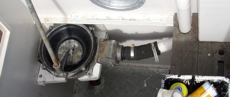 Pompe de cale relogée dans le cockpit de descente