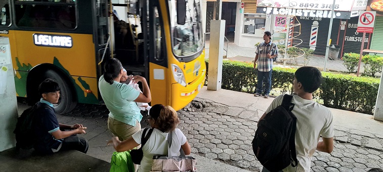7h47:  Parrita, le bus pour Las Lomas, juin 2023
