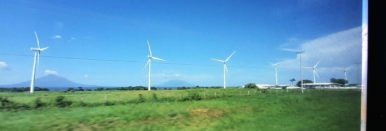 Eoliennes (et volcans) sur le lac dès le passage de la frontière, août 2024