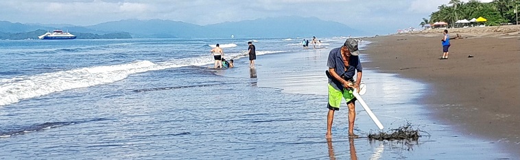 Plage à marée basse, pêcheurs de coques et baigneurs, août 2024