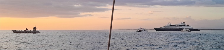 Barge LutJanus de Martec, paquebot Dumont d'Urville et autres catamarans au coucher de soleil de Quepos, janv. 2024