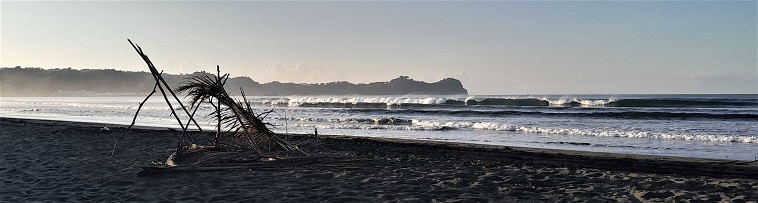 Plage pour surfeurs à Cocal, janv. 2024