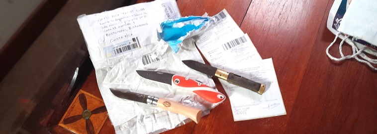 Nouveaux couteaux tous frais extraits de leur enveloppe, avr. 2024