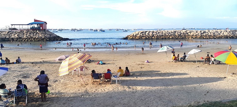 Baigneurs à grande marée basse, mar. 2025